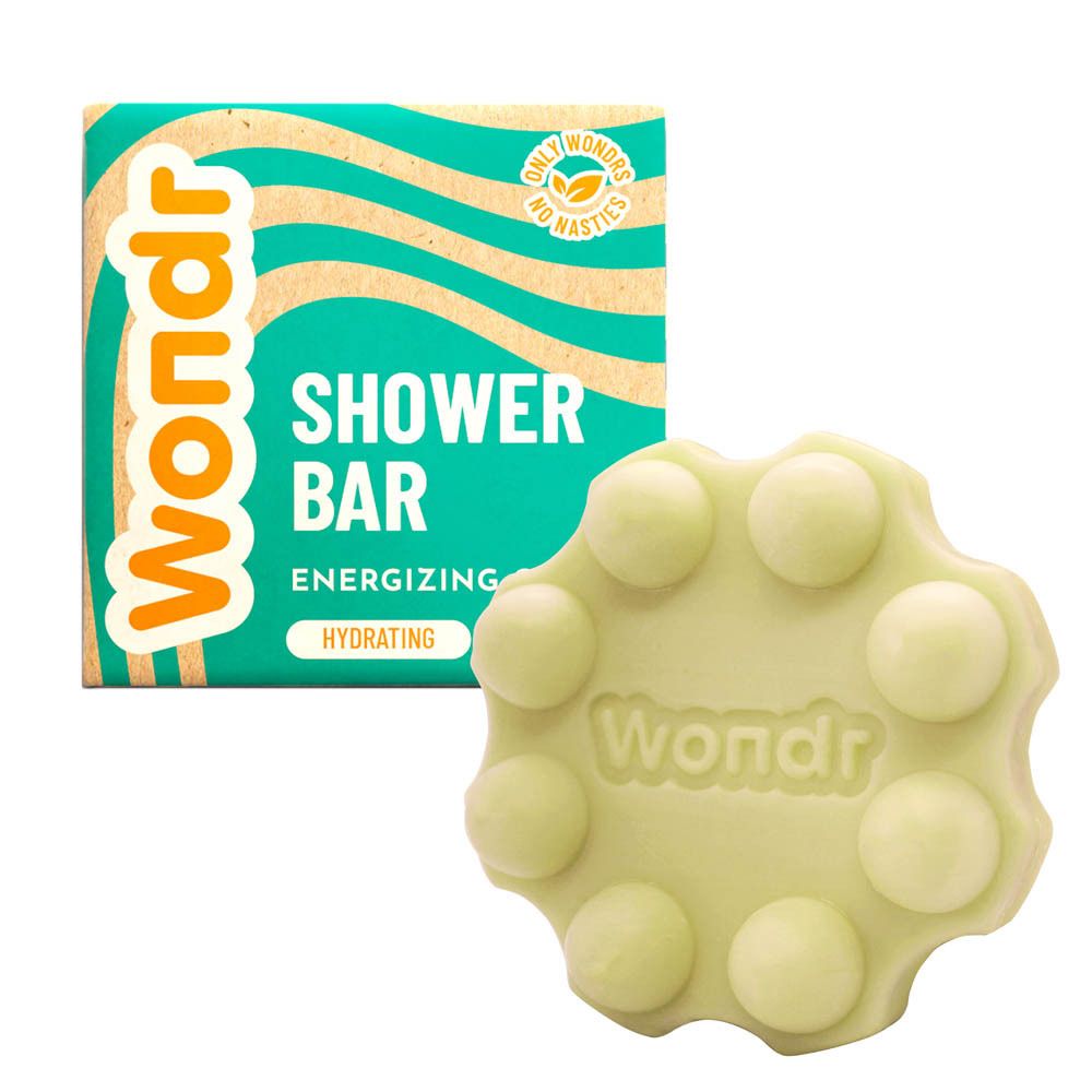 Groene zeep met nopjes naast de verpakking. Verpakking met Wondr, Shower Bar, Energizing Ginger.