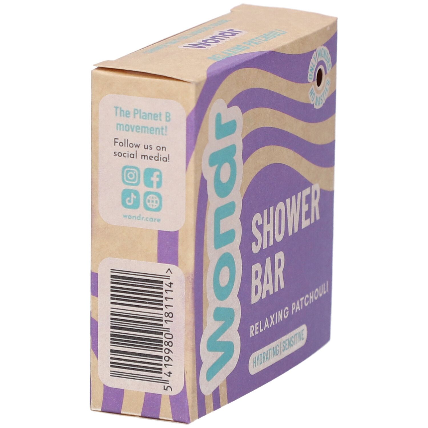 Zijaanzicht Wondr Shower Bar verpakking. Tekst: Shower Bar, Relaxing Patchouli. Streepjescode. Social media iconen.
