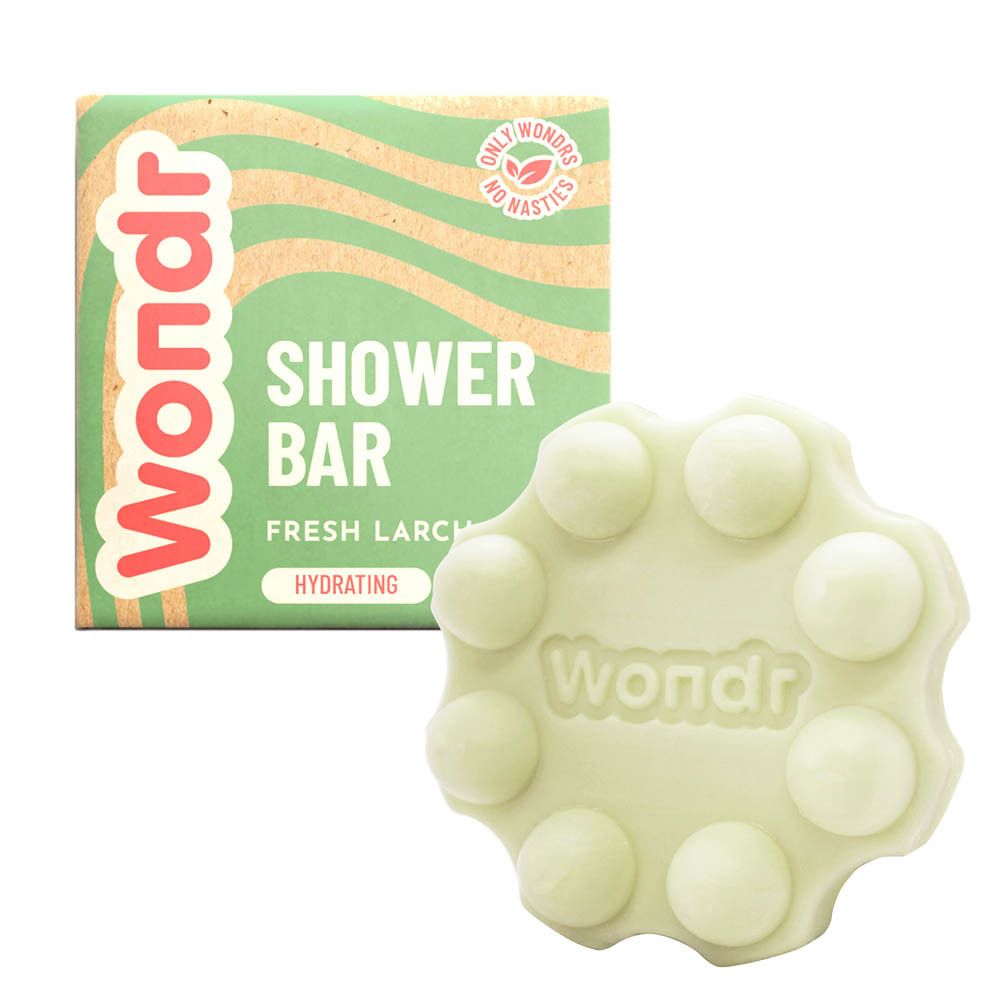 Wondr Shower Bar en verpakking. Ronde groene zeep met nopjes. Verpakking: Shower Bar, Fresh Larch, Hydrating. Only Wondrs, No Nasties.