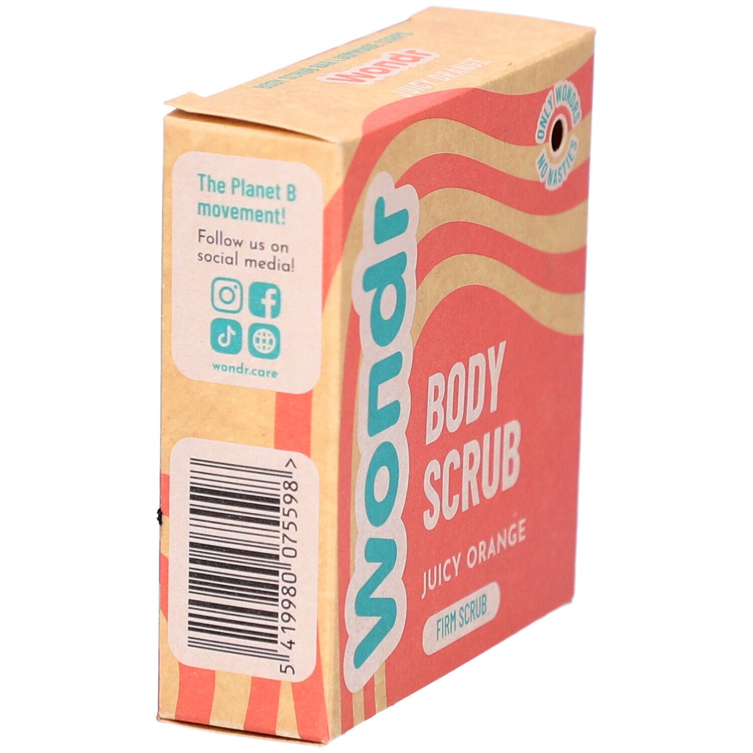 Zijaanzicht van de Wondr Body Scrub Juicy Orange verpakking. Streepjescode en social media informatie.