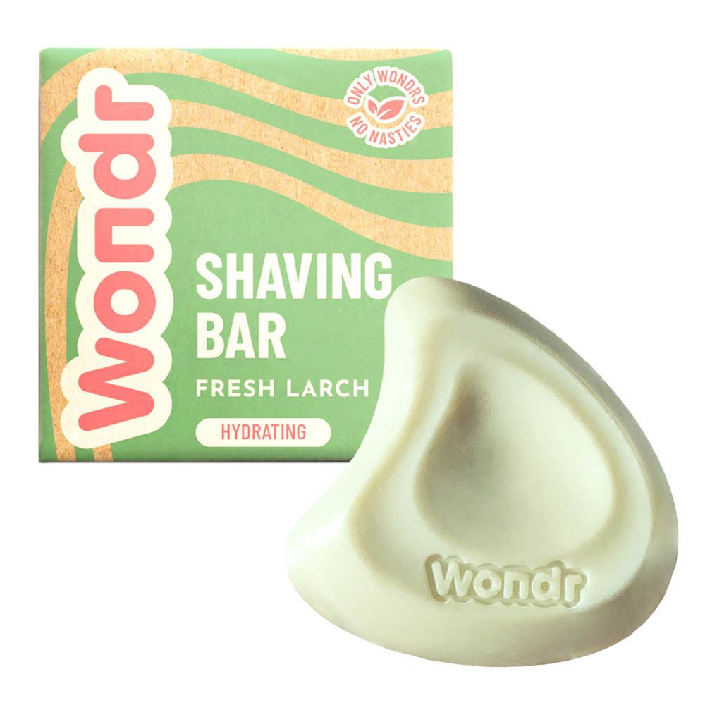 Groene scheerzeep met Wondr-logo. Naast de verpakking met 'Shaving Bar Fresh Larch'.