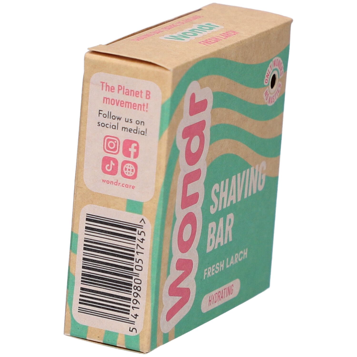 Kartonnen verpakking met Wondr-logo en 'Shaving Bar Fresh Larch'. Achterkant met social media icons en barcode.