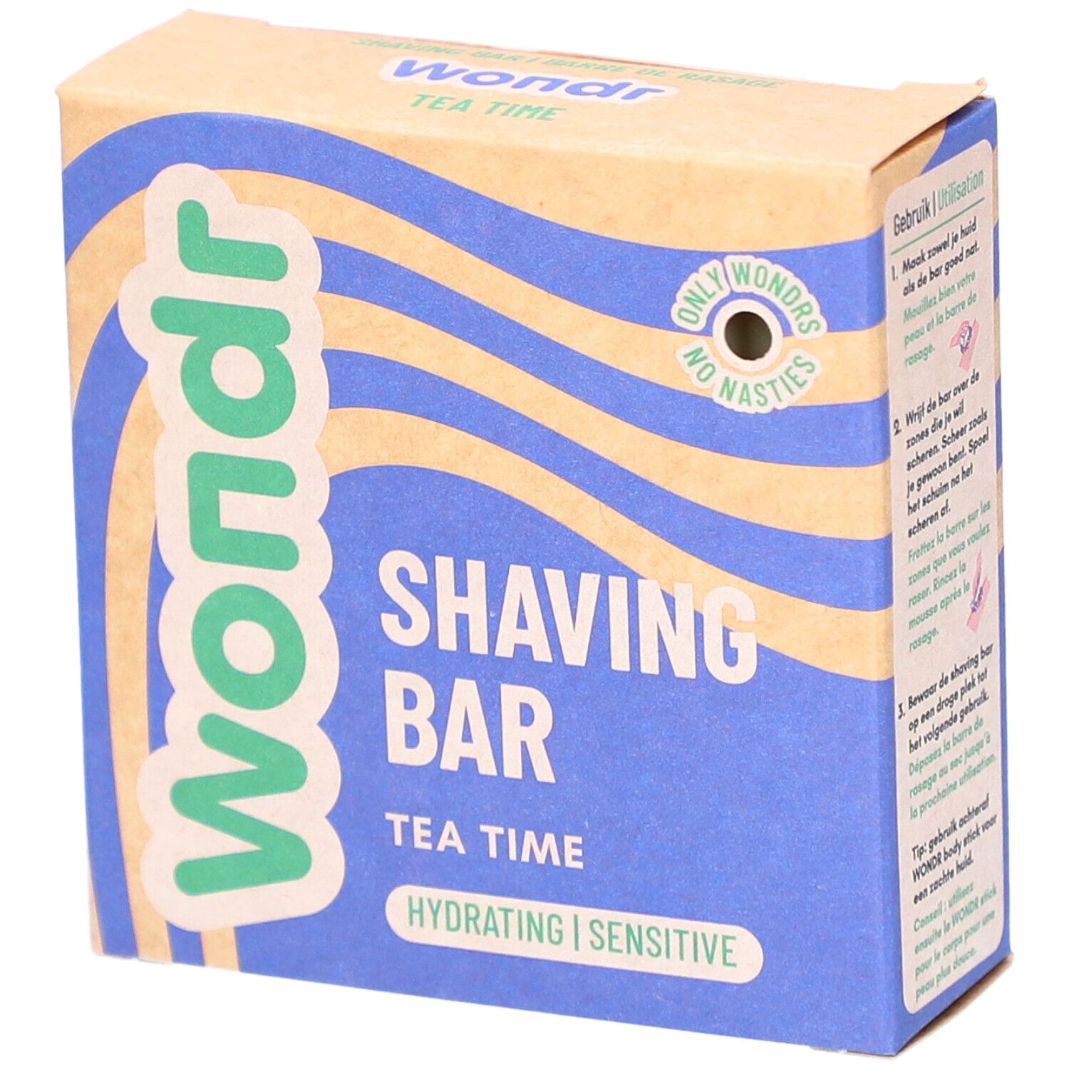 Kartonnen verpakking met blauwe golven en tekst. Bevat "Shaving Bar Tea Time". Merk: Wondr. Opschrift: Hydrating | Sensitive.