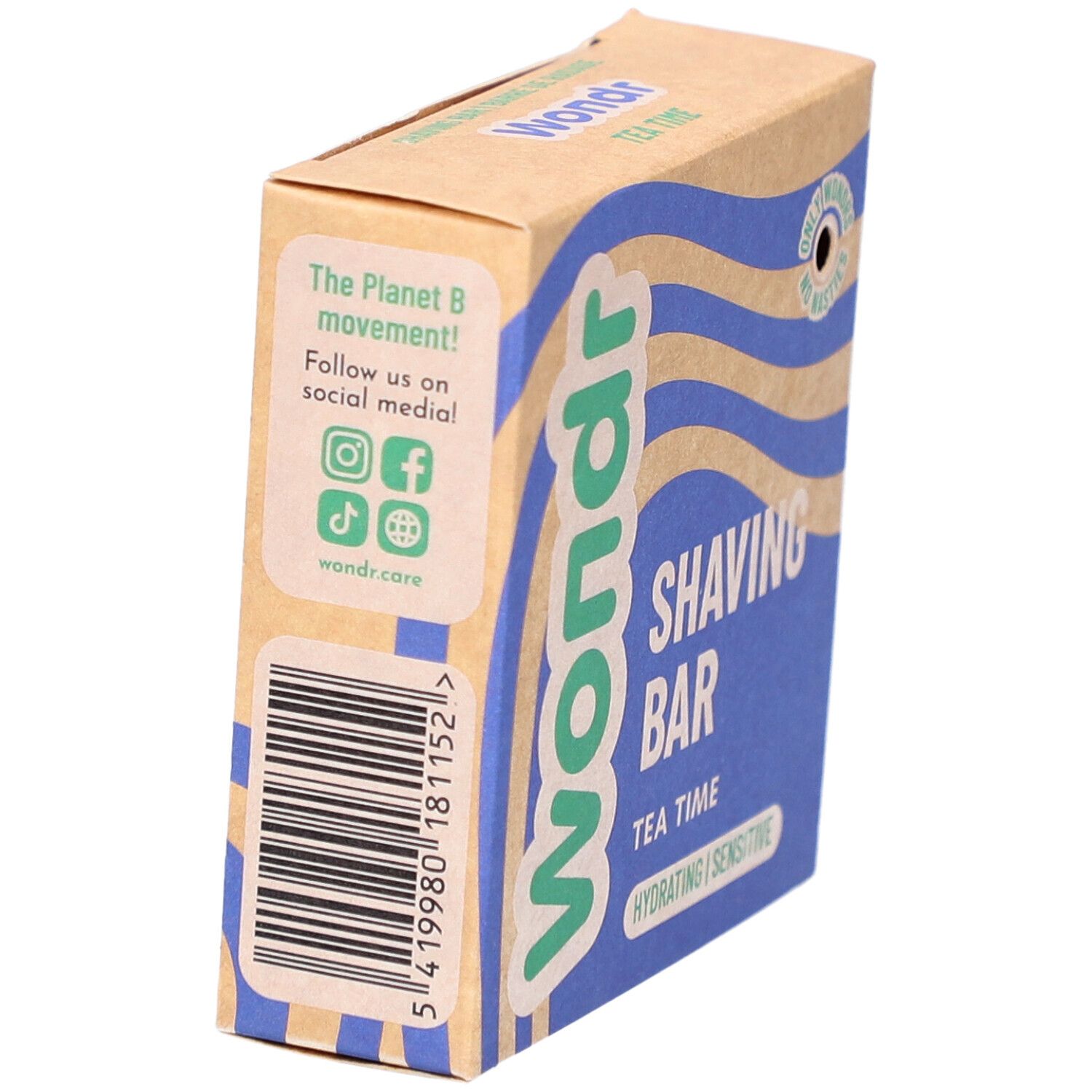 Kartonnen verpakking met blauwe golven en tekst. Bevat "Shaving Bar Tea Time". Merk: Wondr. Opschrift: Hydrating | Sensitive.