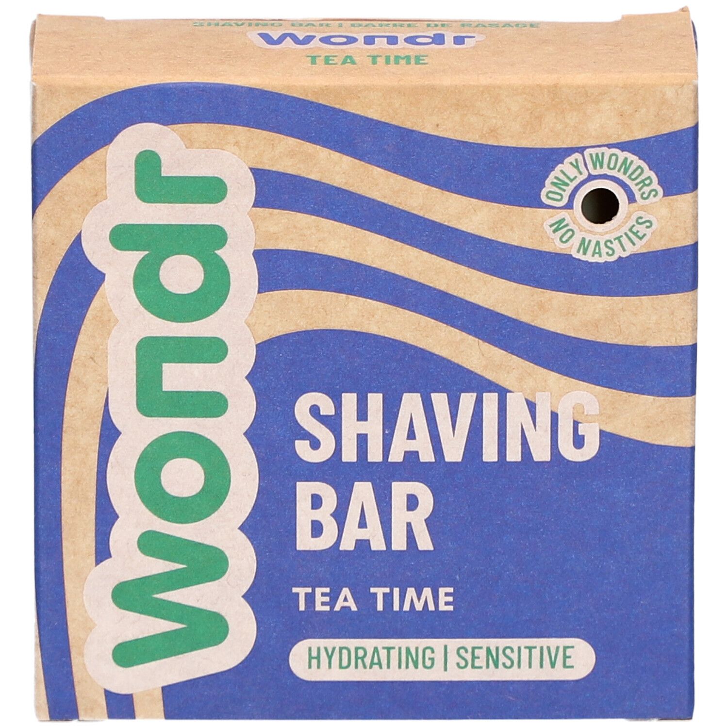 Kartonnen verpakking met blauwe golven en tekst. Bevat "Shaving Bar Tea Time". Merk: Wondr. Opschrift: Hydrating | Sensitive.