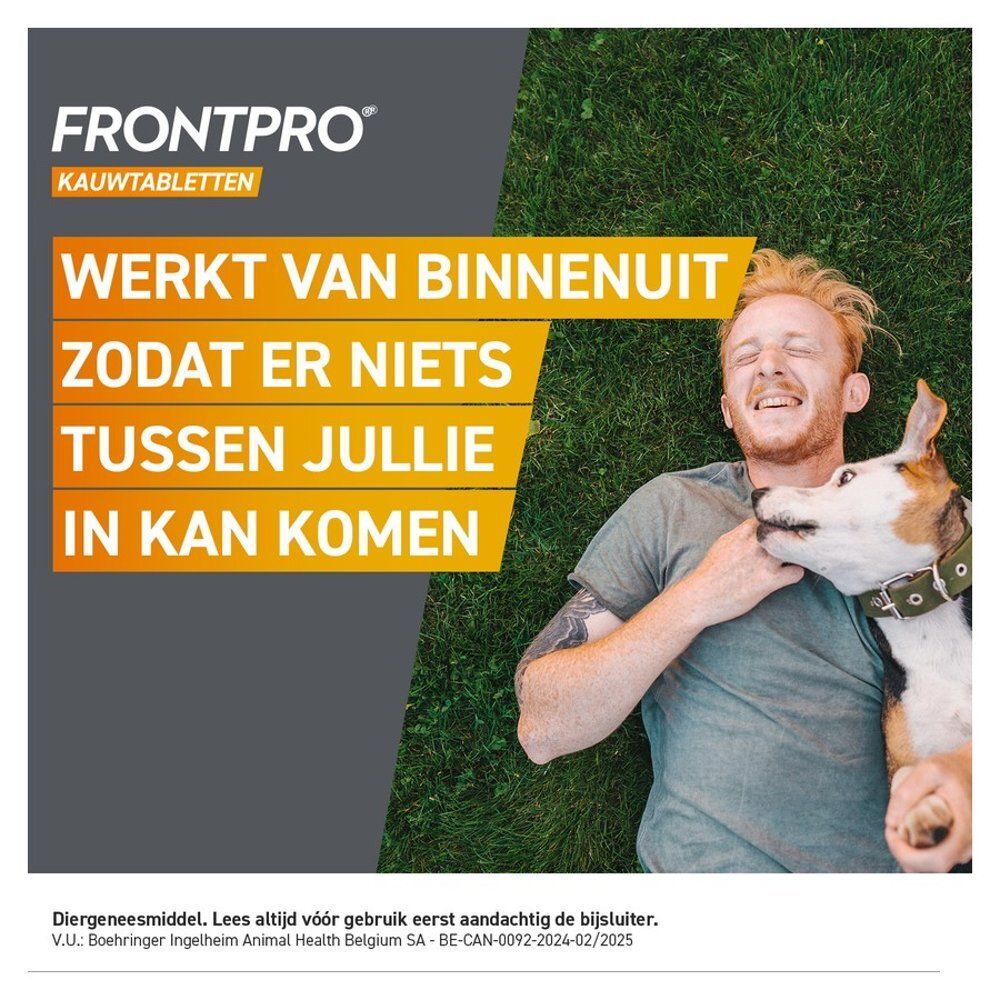 Een vrouw geeft een hond een FRONTPRO kauwtablet. Tekst: "Een smakelijke en gemakkelijke bescherming tegen vlooien en teken."