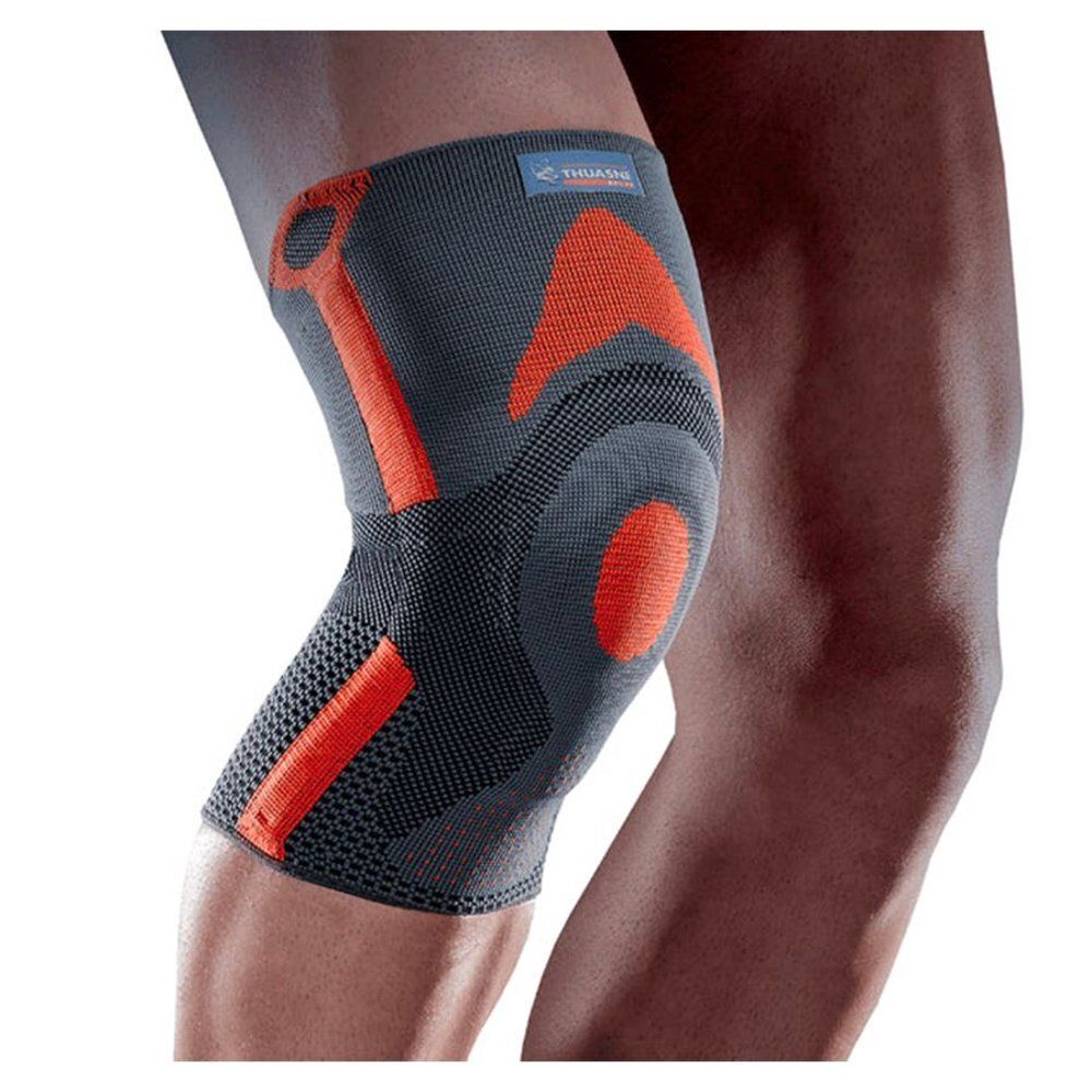 Genouillère sur une jambe. Design gris et orange. Tissu en maille. Logo en haut.