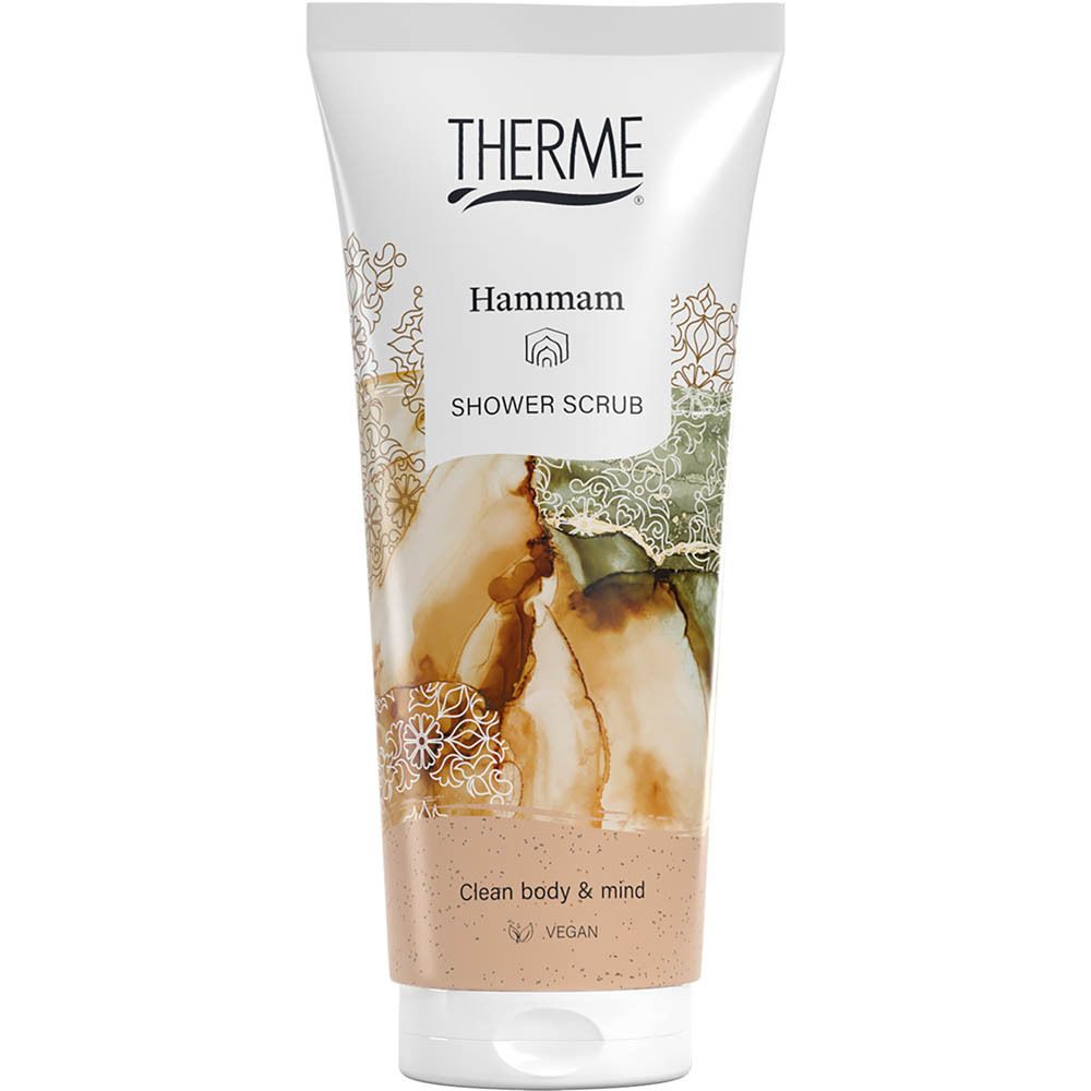 Tube blanc avec logo THERME et inscription Hammam Shower Scrub. Éléments décoratifs beiges et verts. Vegan.
