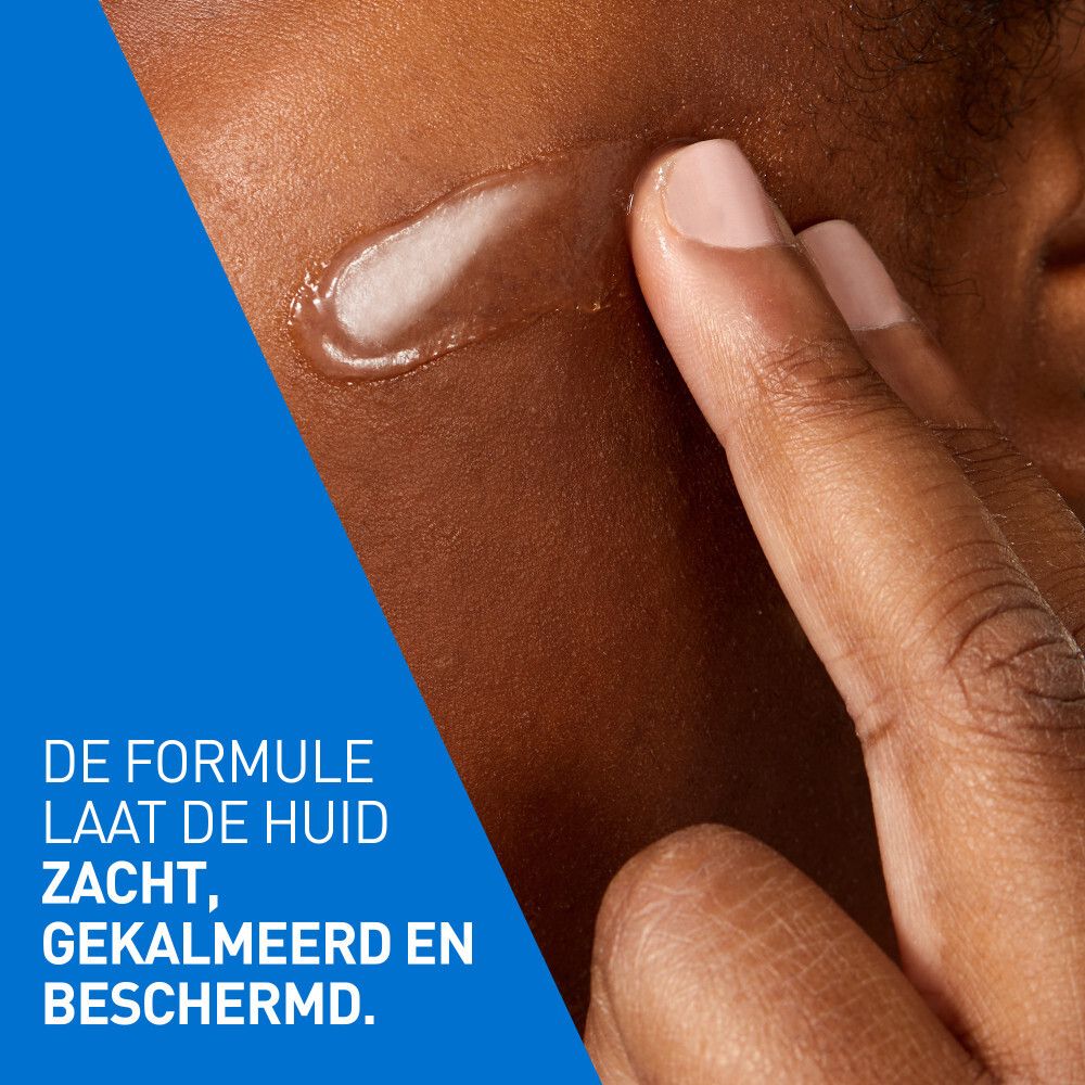 Crème aangebracht op de huid. Tekst: De formule maakt de huid zacht, gekalmeerd en beschermd.