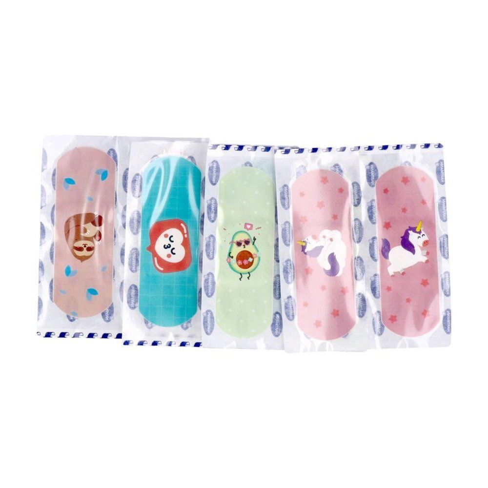 Cinq pansements Hartmann Dermaplast® Stay Happy emballés individuellement avec différents motifs : paresseux, lion, avocat, licorne. En sachets transparents.