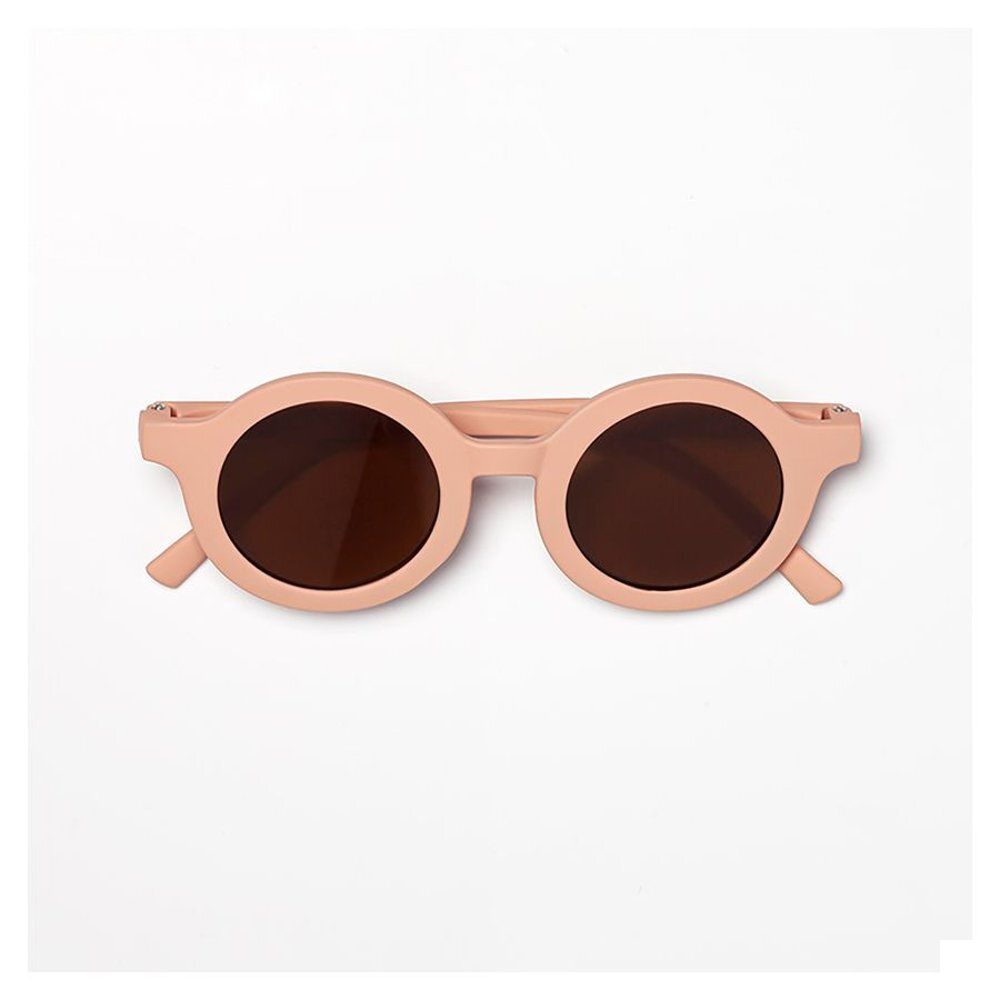 Lunettes de soleil rondes pour enfants. Monture rose, verres bruns. Sur fond blanc.