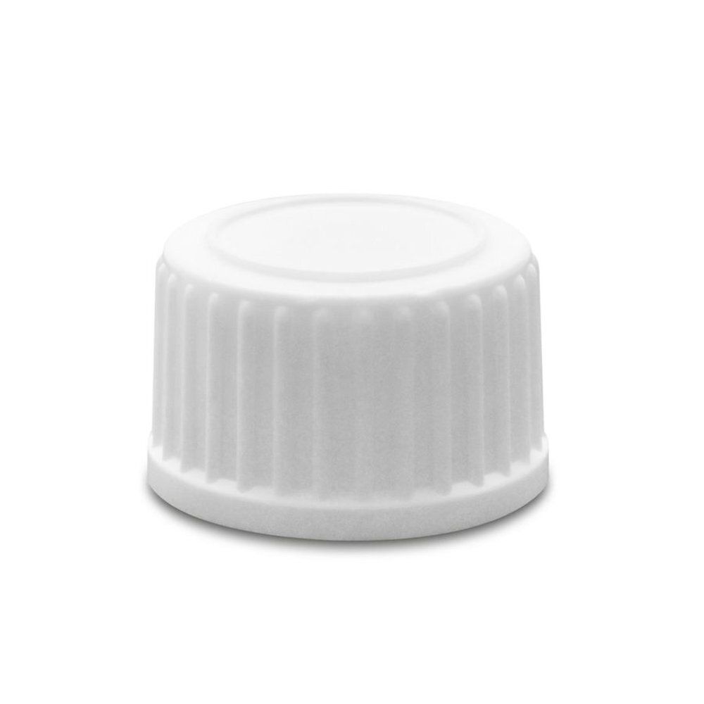 Bouchon blanc cannelé. Forme cylindrique avec dessus plat. Vue rapprochée, isolé sur fond blanc.