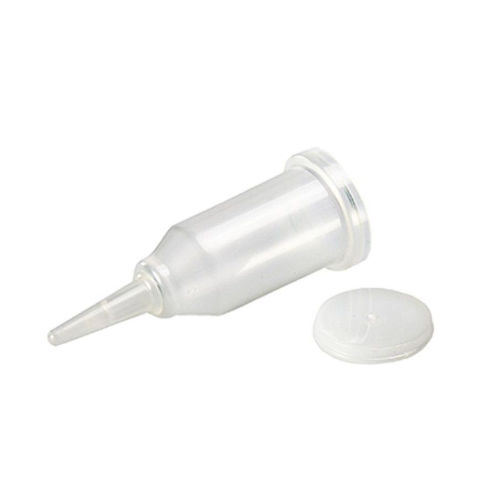 Gobelet doseur transparent avec bec verseur pointu et couvercle séparé. Le gobelet est cylindrique et conique.