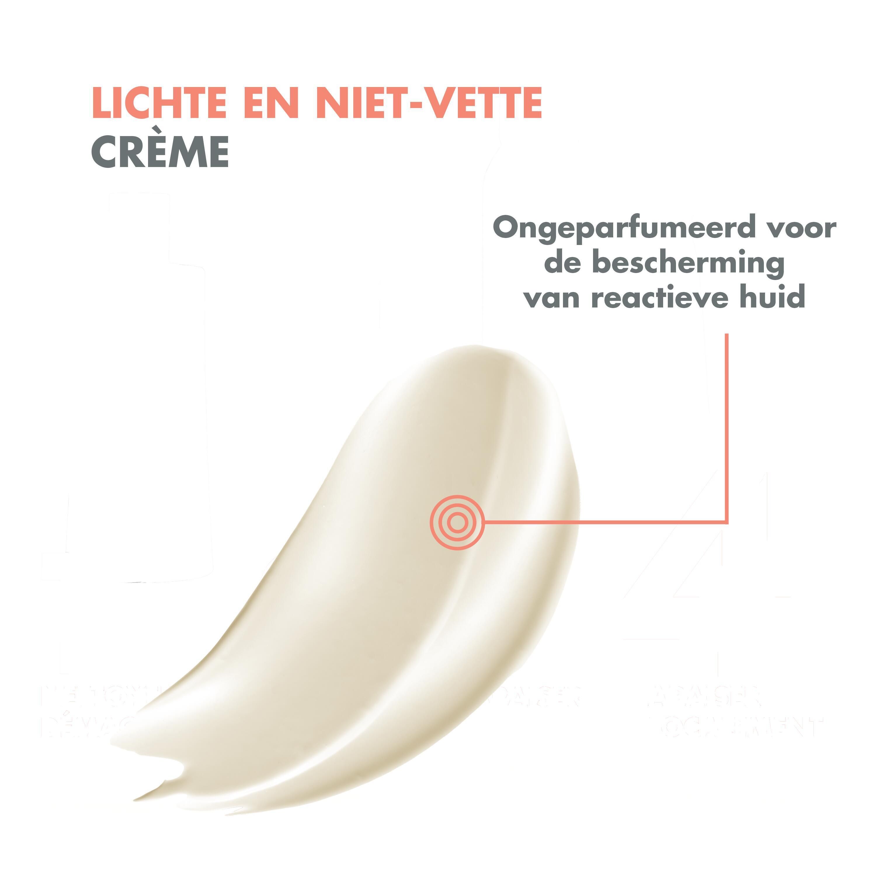Witte fles met pomp. Opschrift: Avène, Antirougeurs Rosamed SPF 50+, Hydraterend concentraat.