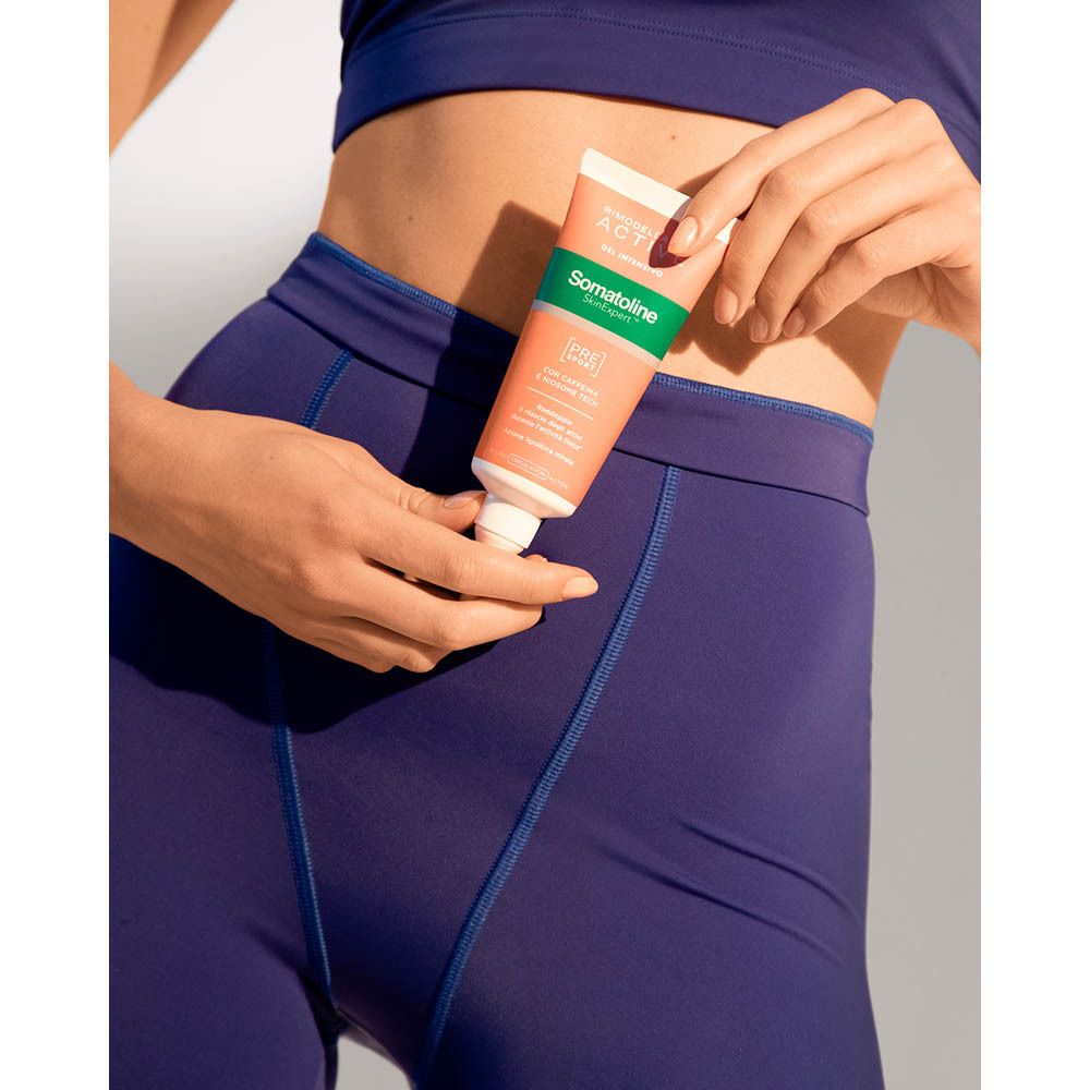 Personne tenant un tube Somatoline Cosmetic Active Gel. Rose-orangé, bouchon blanc. Texte: Remodelant Active.