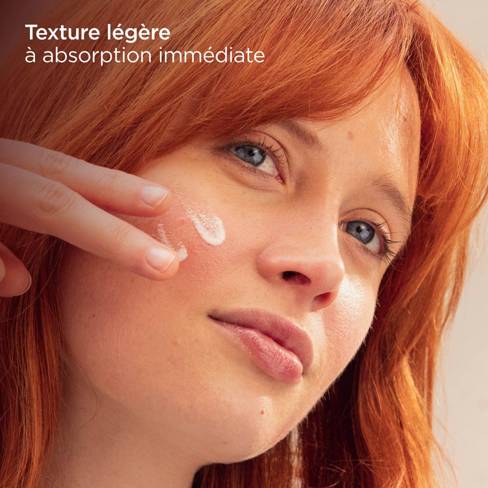 Femme appliquant crème. Texte: Texture légère, absorption immédiate.