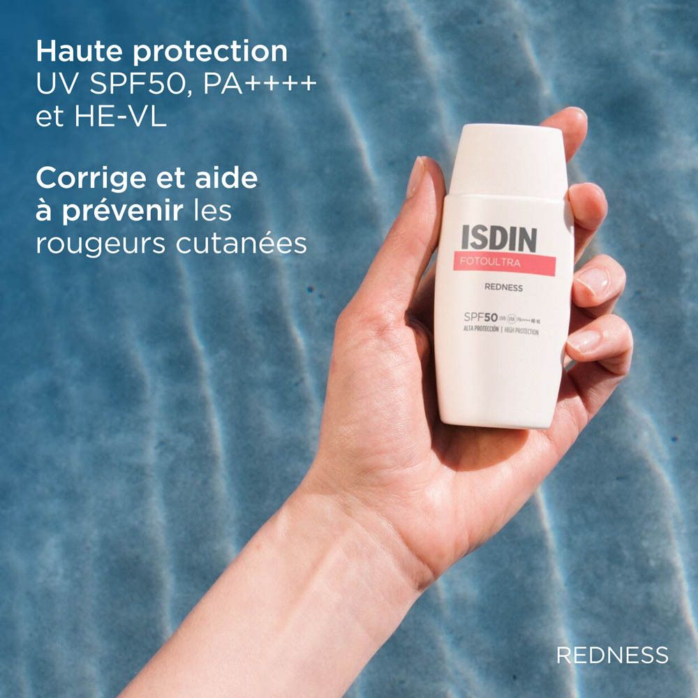 Femme tenant ISDIN FotoUltra Redness. Texte: Haute protection, aide à prévenir les rougeurs.