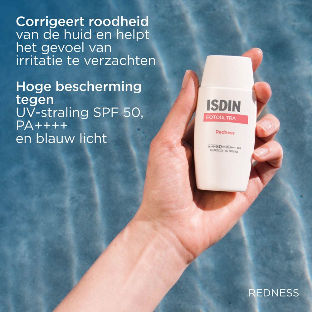 Vrouw houdt ISDIN FotoUltra Redness vast. Tekst: Hoge bescherming, PA++++, HE-VL.