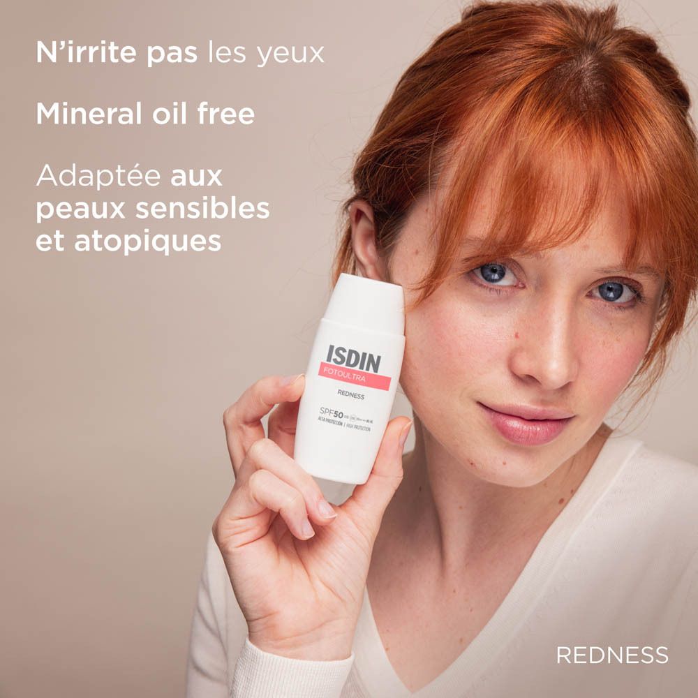 Femme tenant ISDIN FotoUltra Redness. Texte: Non irritant, pour peaux sensibles.