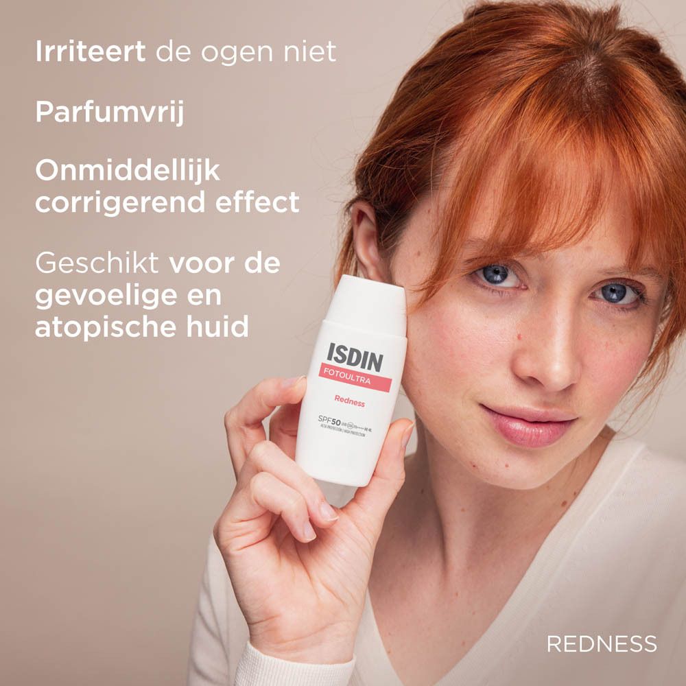 Vrouw houdt ISDIN FotoUltra Redness vast. Tekst: Niet irriterend, gevoelige huid.