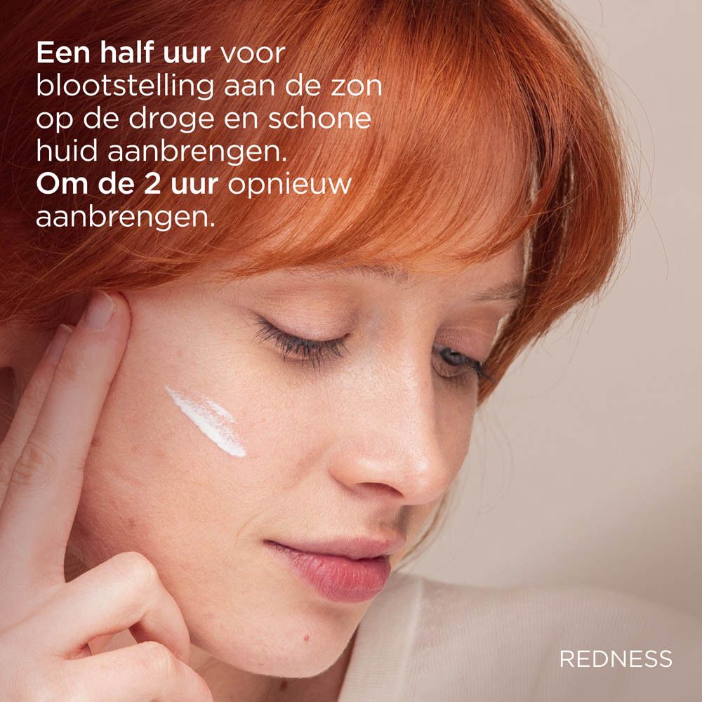 Vrouw brengt crème aan. Gebruik: 30 min voor zon, elke 2 uur.