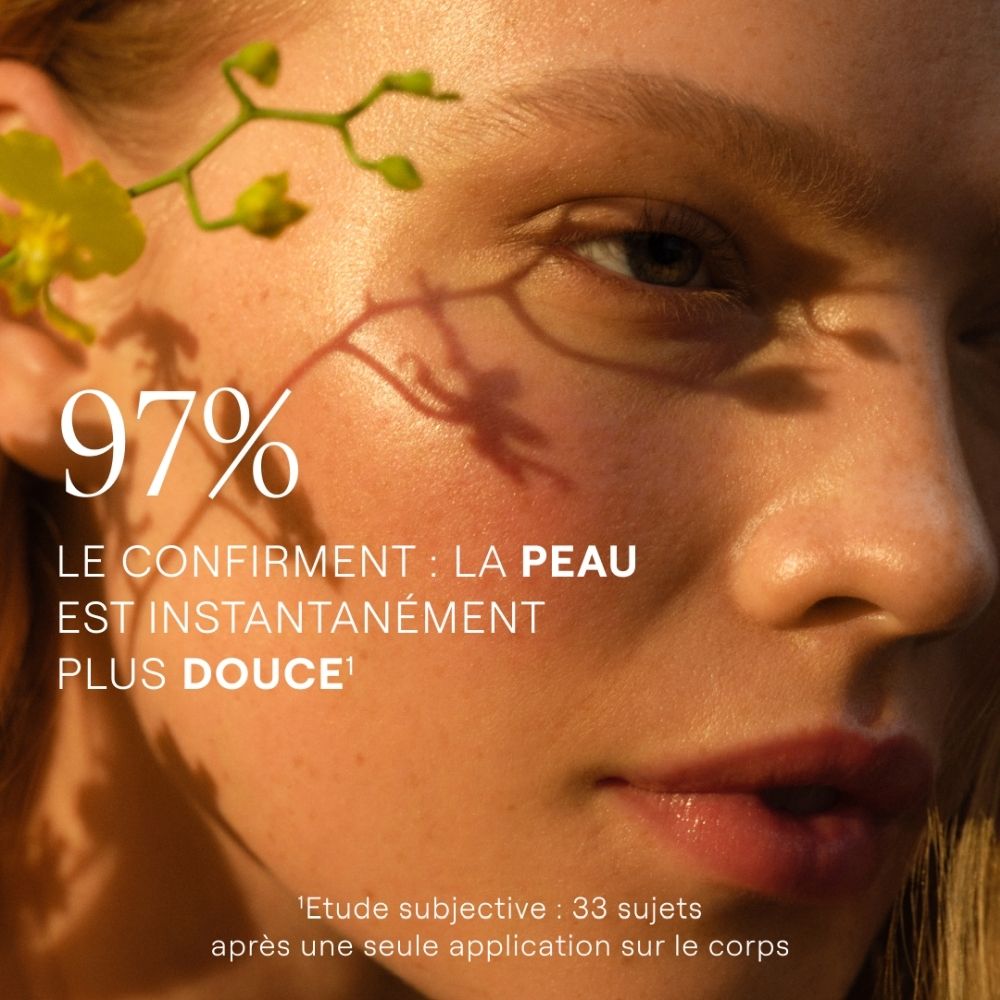 Flacon WELEDA Skin Food Ultra-Light Dry Oil avec fleurs, inscription française.