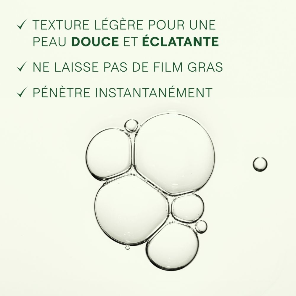 Flacon WELEDA Skin Food Ultra-Light Dry Oil, inscription française, dans un contexte avec serviette.