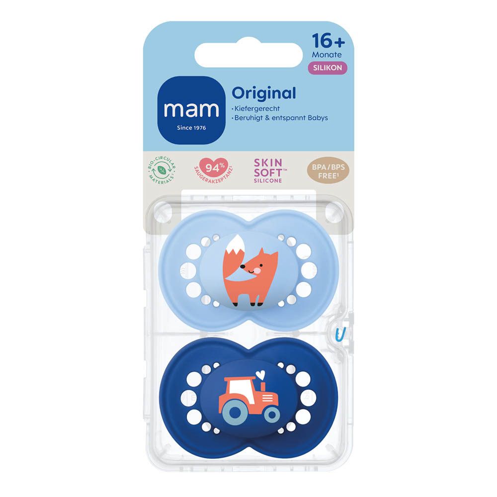 Twee MAM Original siliconen fopspeentjes, 16+ maanden, in blisterverpakking. Eén blauw speentje met tractormotief, één donkerblauw met vosmotief.