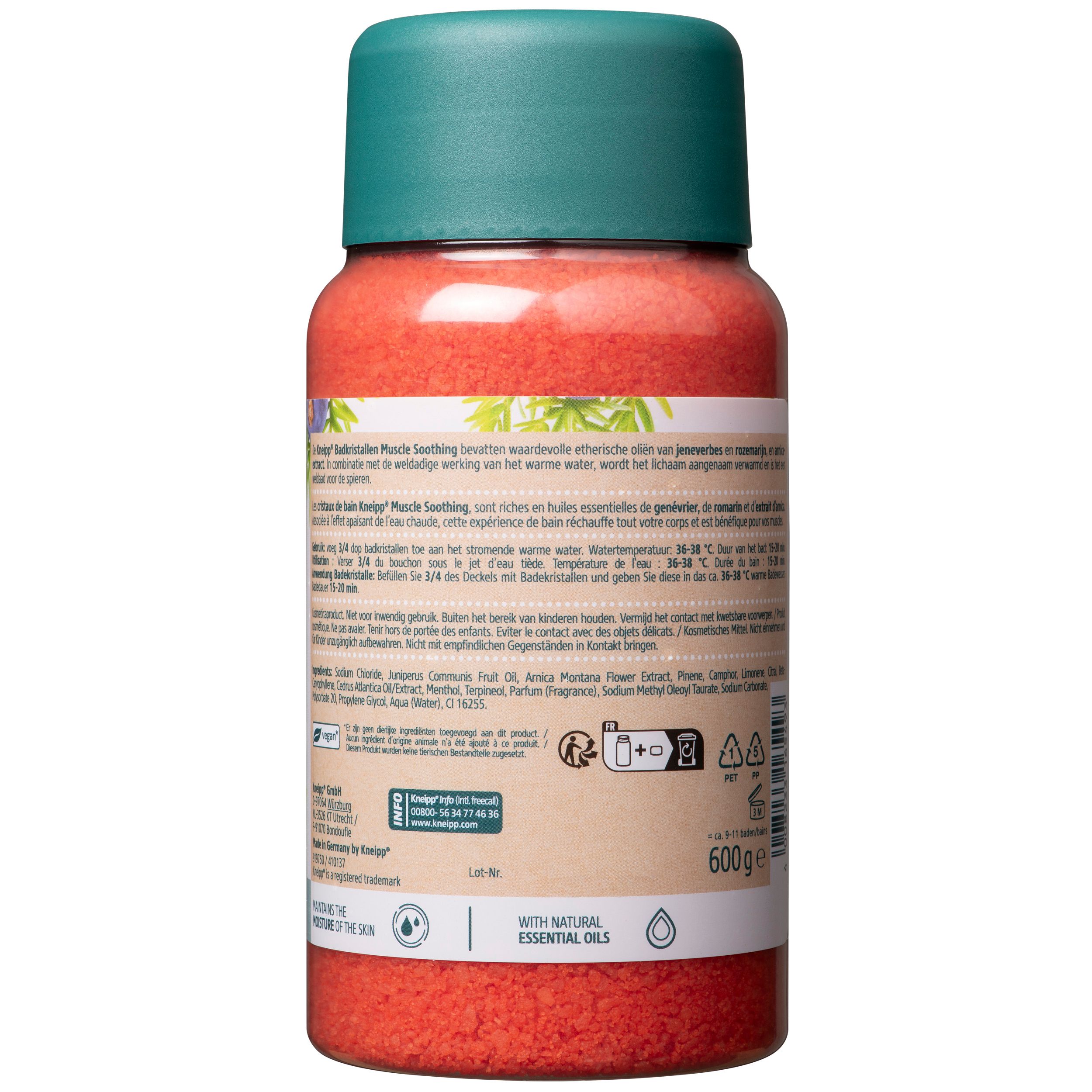 Rode badkristallen in een transparante fles met groene dop. Achterkant met tekst, ingrediënten en recyclagesymbolen.