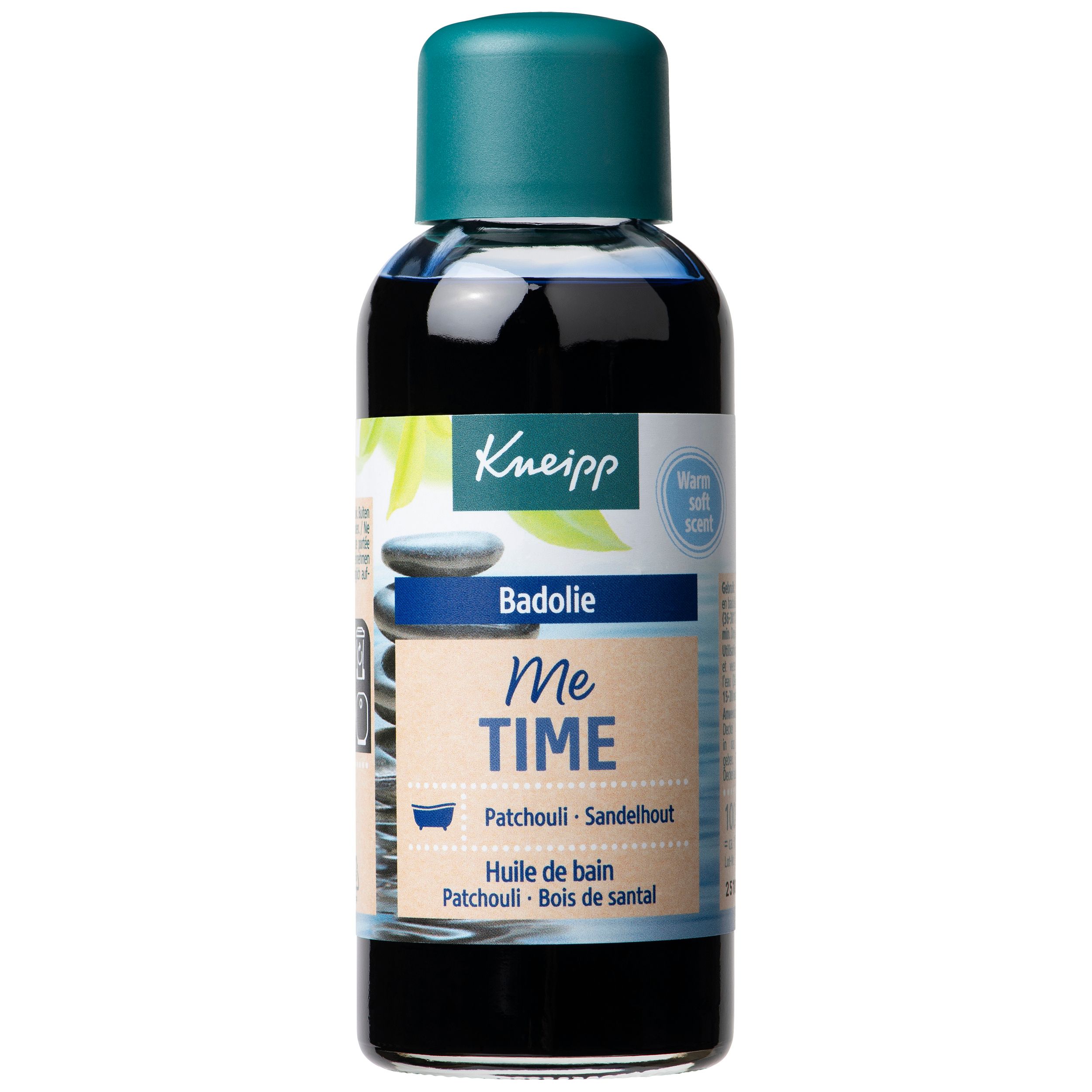 Fles met blauwe vloeistof en groene dop. Opschrift: Kneipp, Badolie, Me Time, Patchouli - Sandelwood.