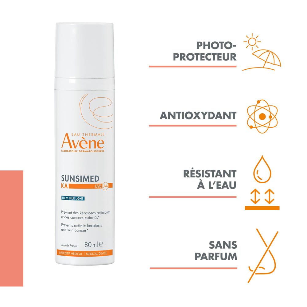 Flacon blanc Avène Solaire Sunsimed KA. Texte: Blue Light, SPF 50+, pour peaux à risque.