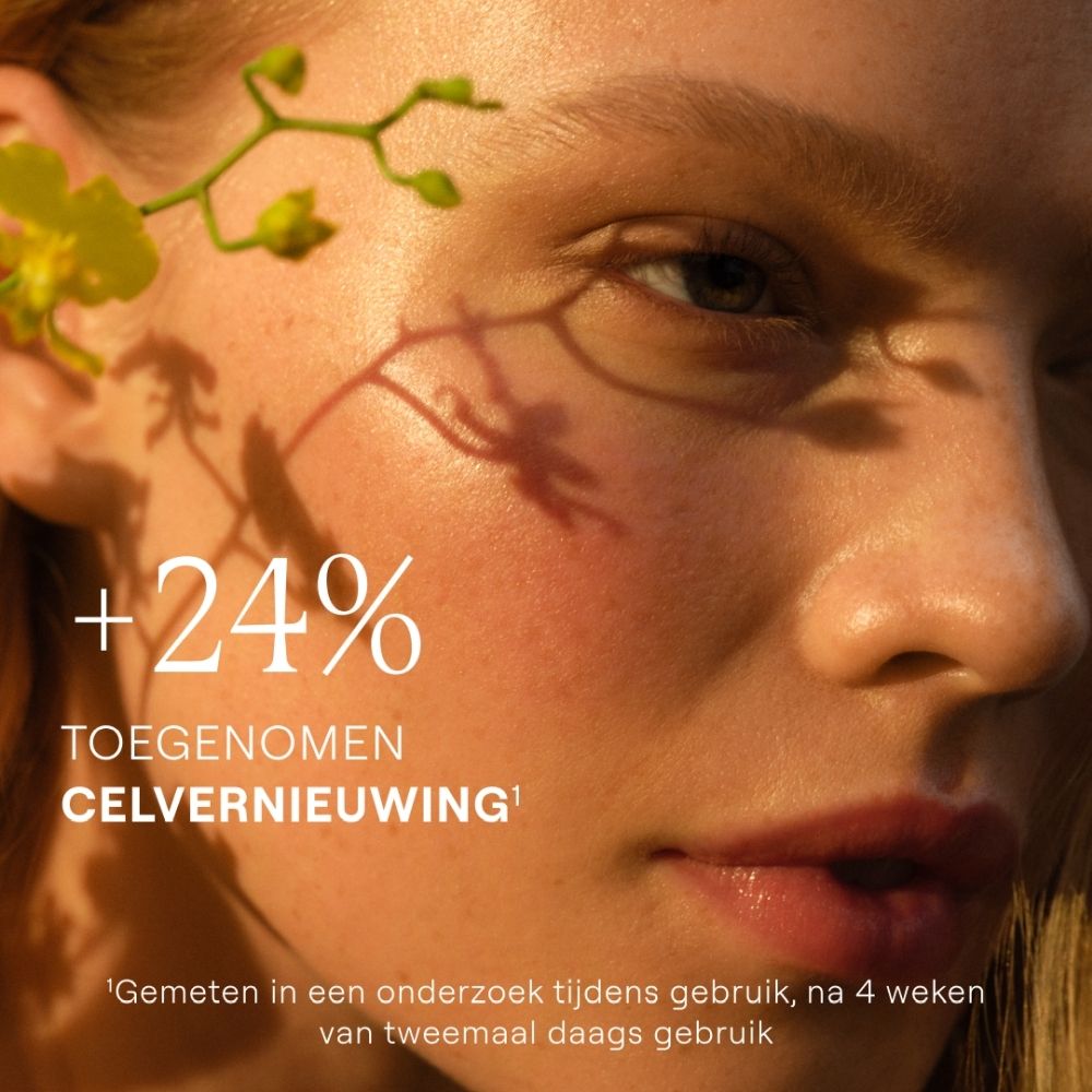 Close-up van een gezicht met bloemen en schaduwen, +24% celvernieuwing.