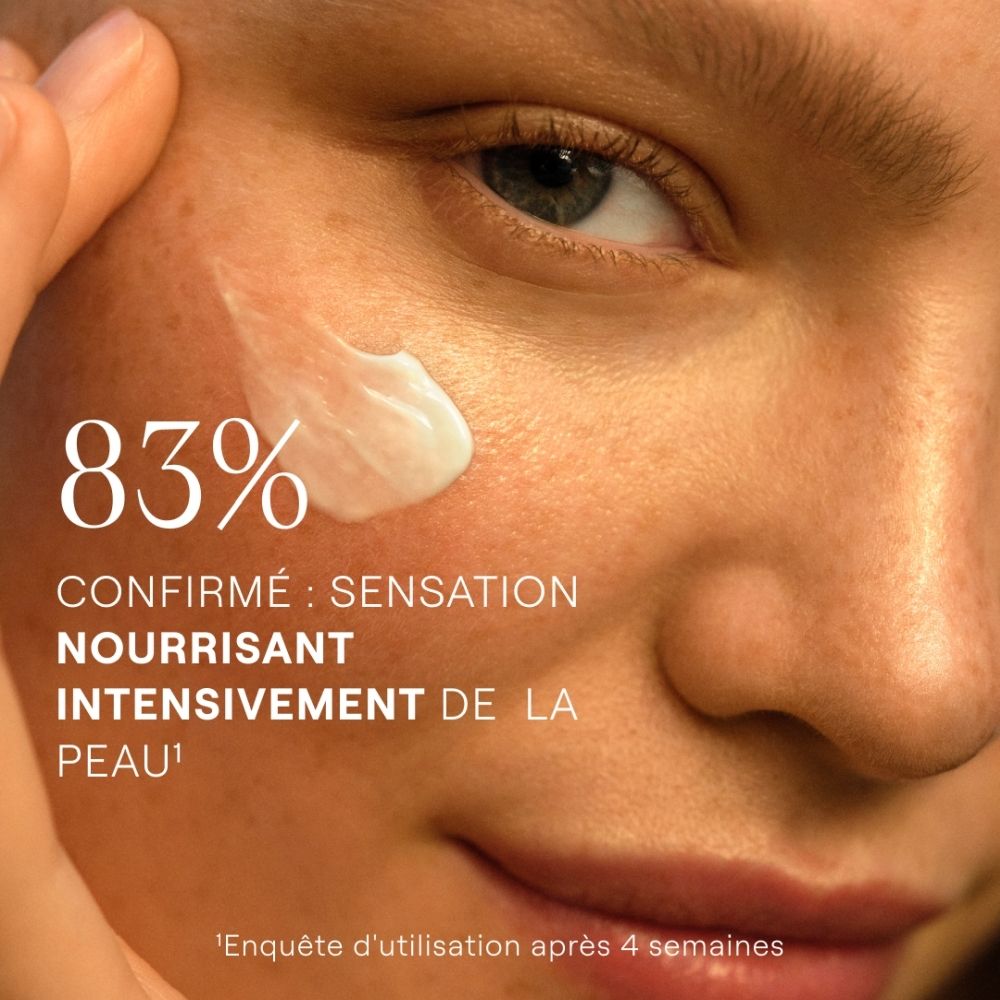 Gros plan d'un visage avec une crème appliquée et le texte '83% sensation nourrissante confirmée'.
