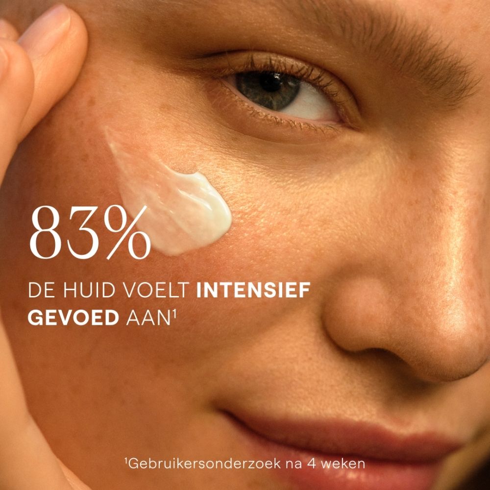 Close-up van een gezicht met crème op de wang. Tekst: 83% voelt intens gevoede huid.