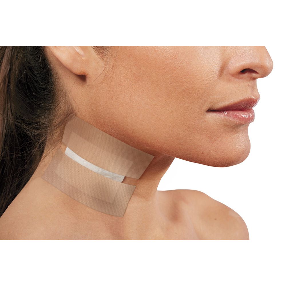 Persoon met pleisters op de hals. Pleisters zijn transparant en rechthoekig.