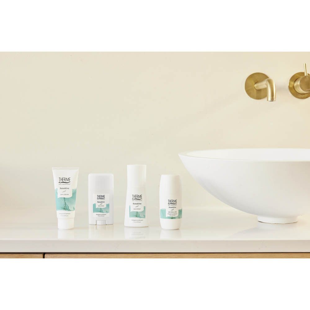 Plusieurs produits THERME Antitranspirant Sensitive, dont un tube, un roll-on et un stick, sur une étagère.