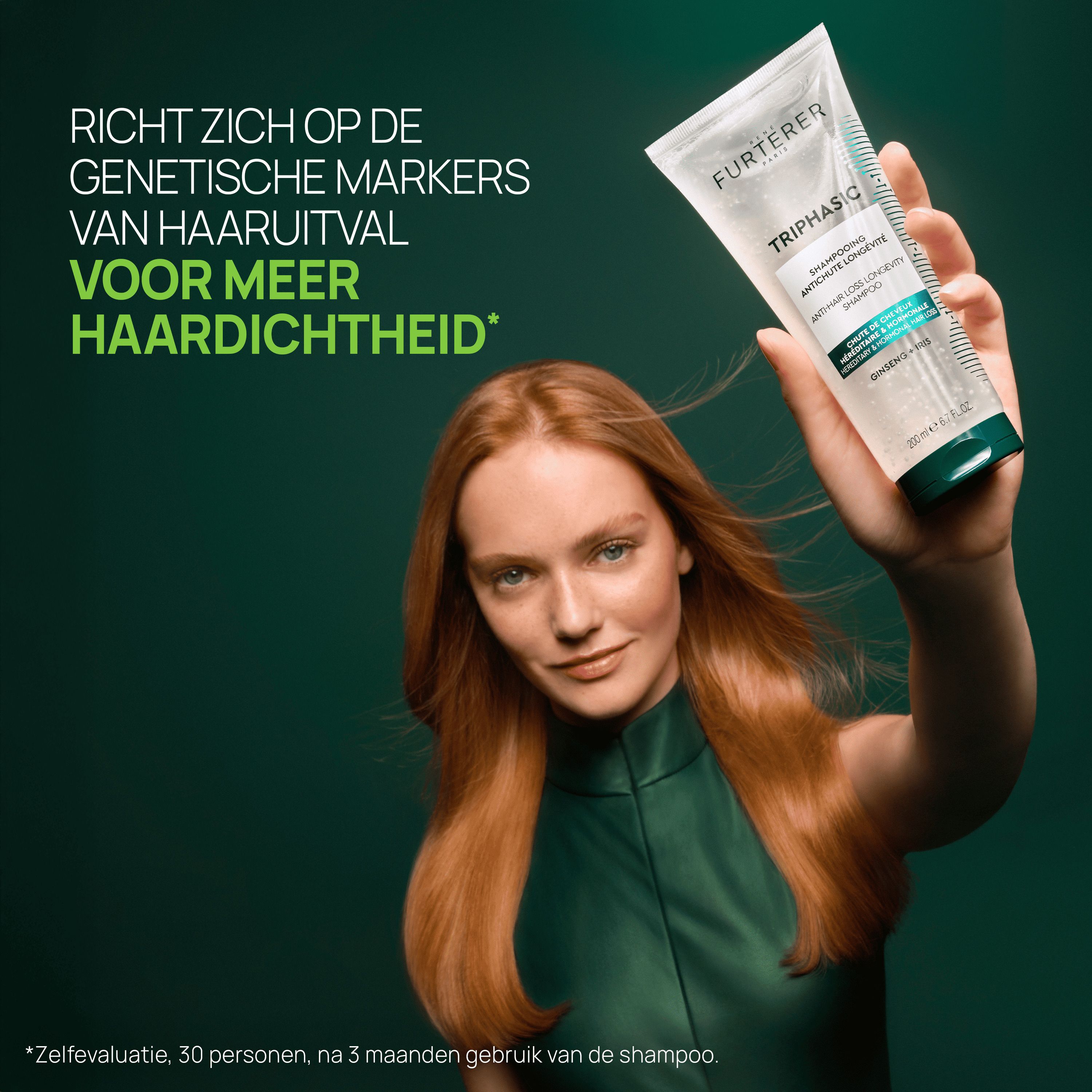 Vrouw houdt shampoo tube vast. Tekst: Richt zich op de genetische markers van haaruitval. Groene achtergrond.
