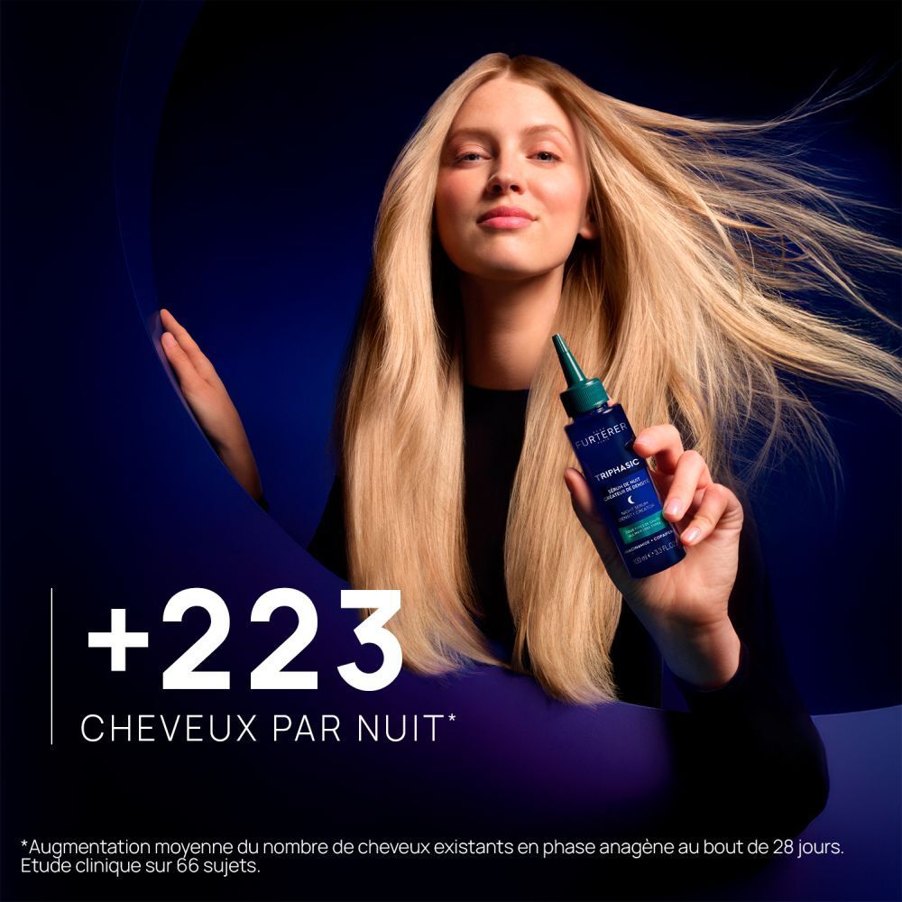 Une femme tient un flacon de sérum capillaire. Le flacon est bleu foncé avec un applicateur vert.