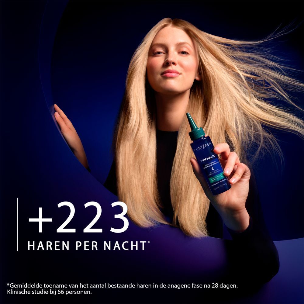 Donkerblauwe fles met groene applicator, vastgehouden door een vrouw met lang blond haar.