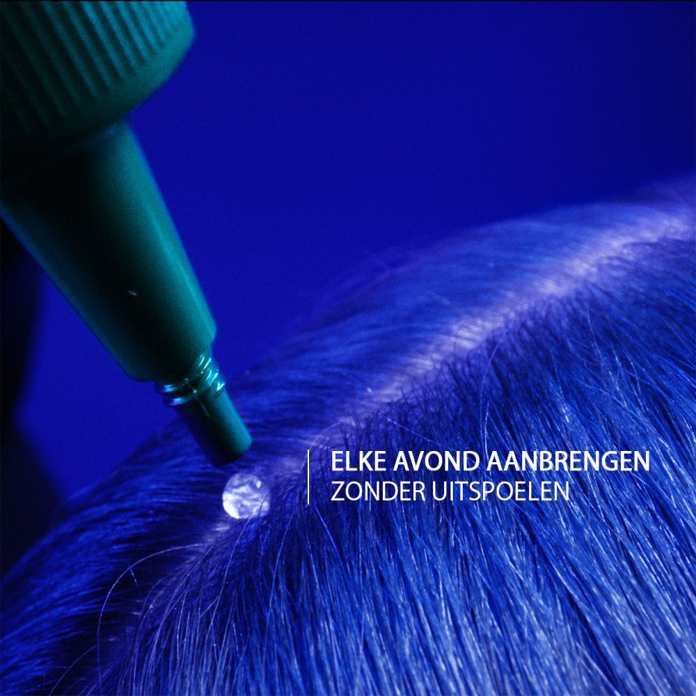 Groene applicator druppelt heldere vloeistof op blauw haar. Tekst: Elke avond aanbrengen, zonder uitspoelen.