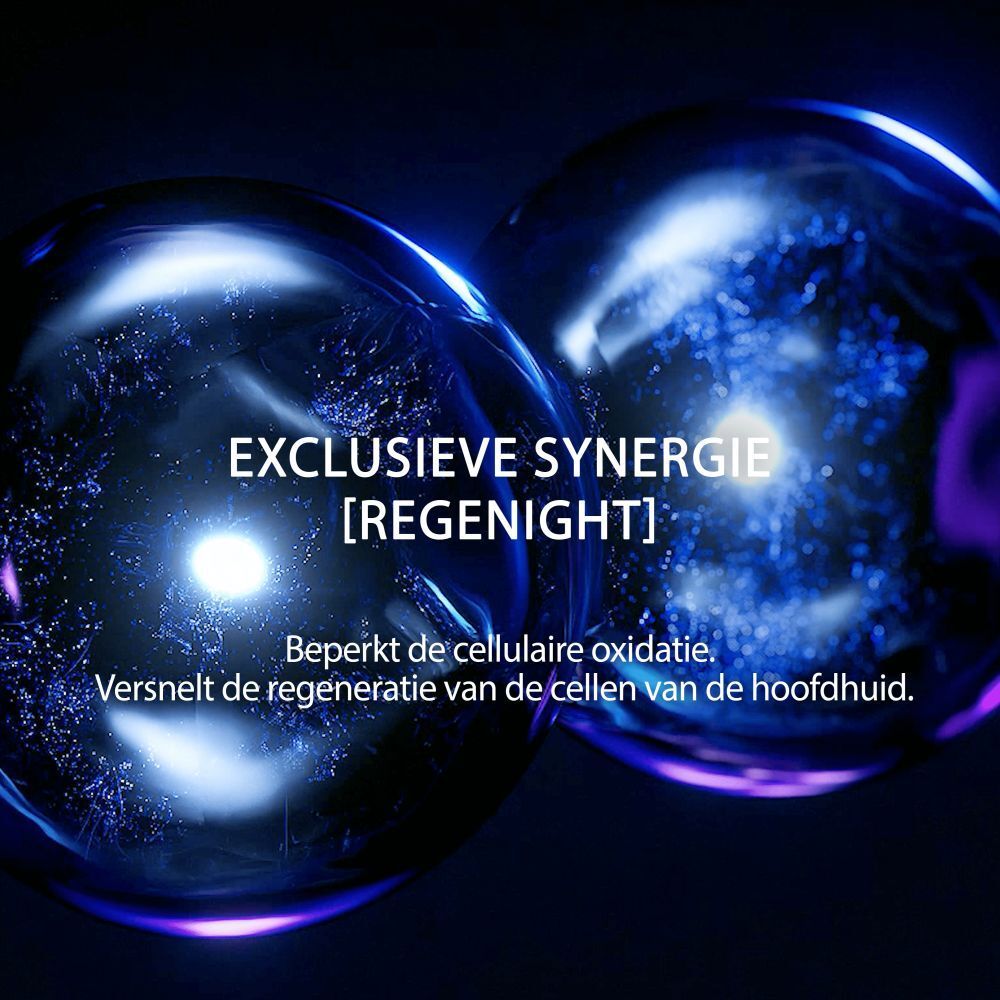 Twee gloeiende, blauwe bollen met zichtbare deeltjes erin. Tekst: Exclusieve Synergie [Regenight].