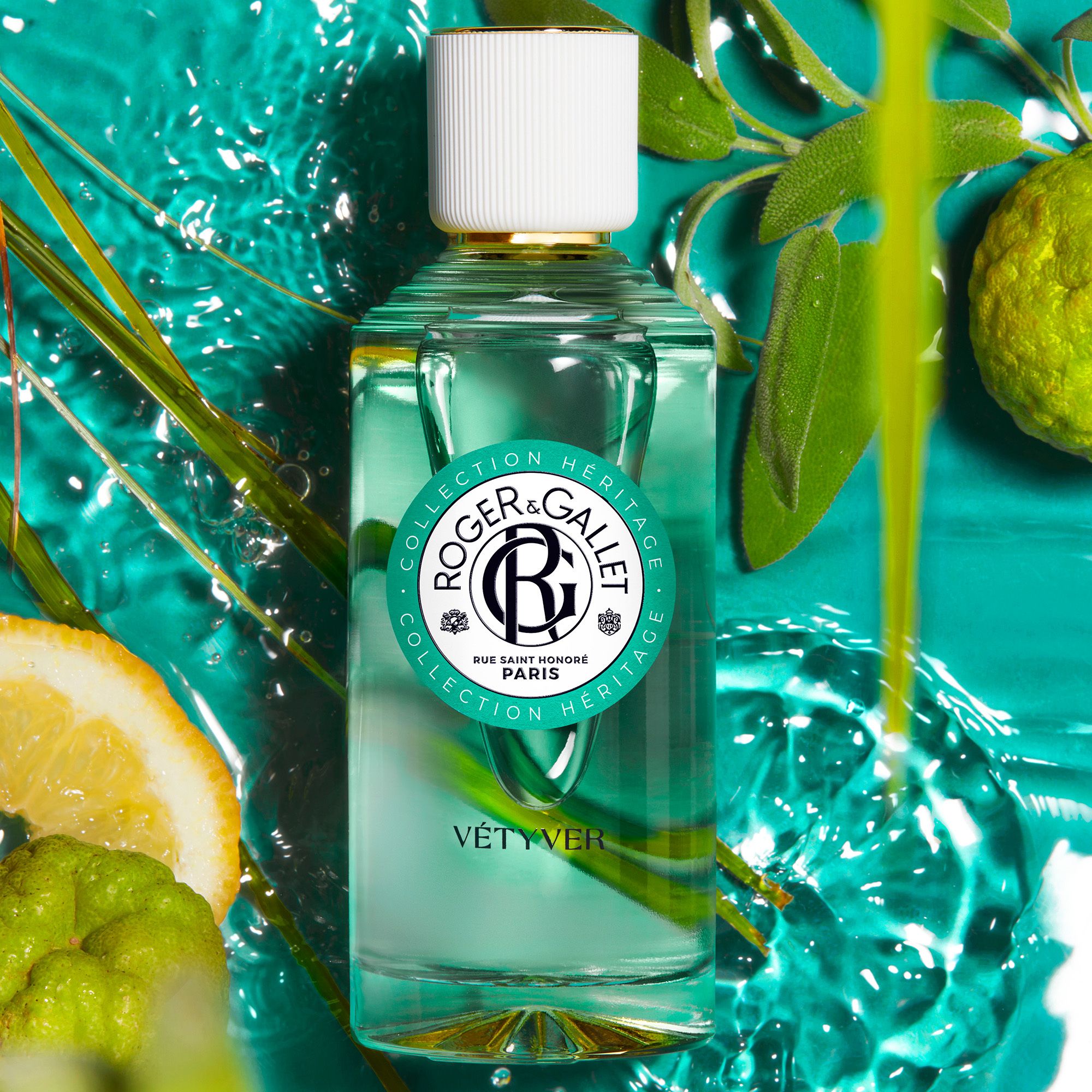 Flacon VÉTYVER. Logo Roger & Gallet. Fond avec eau, agrumes et plantes.