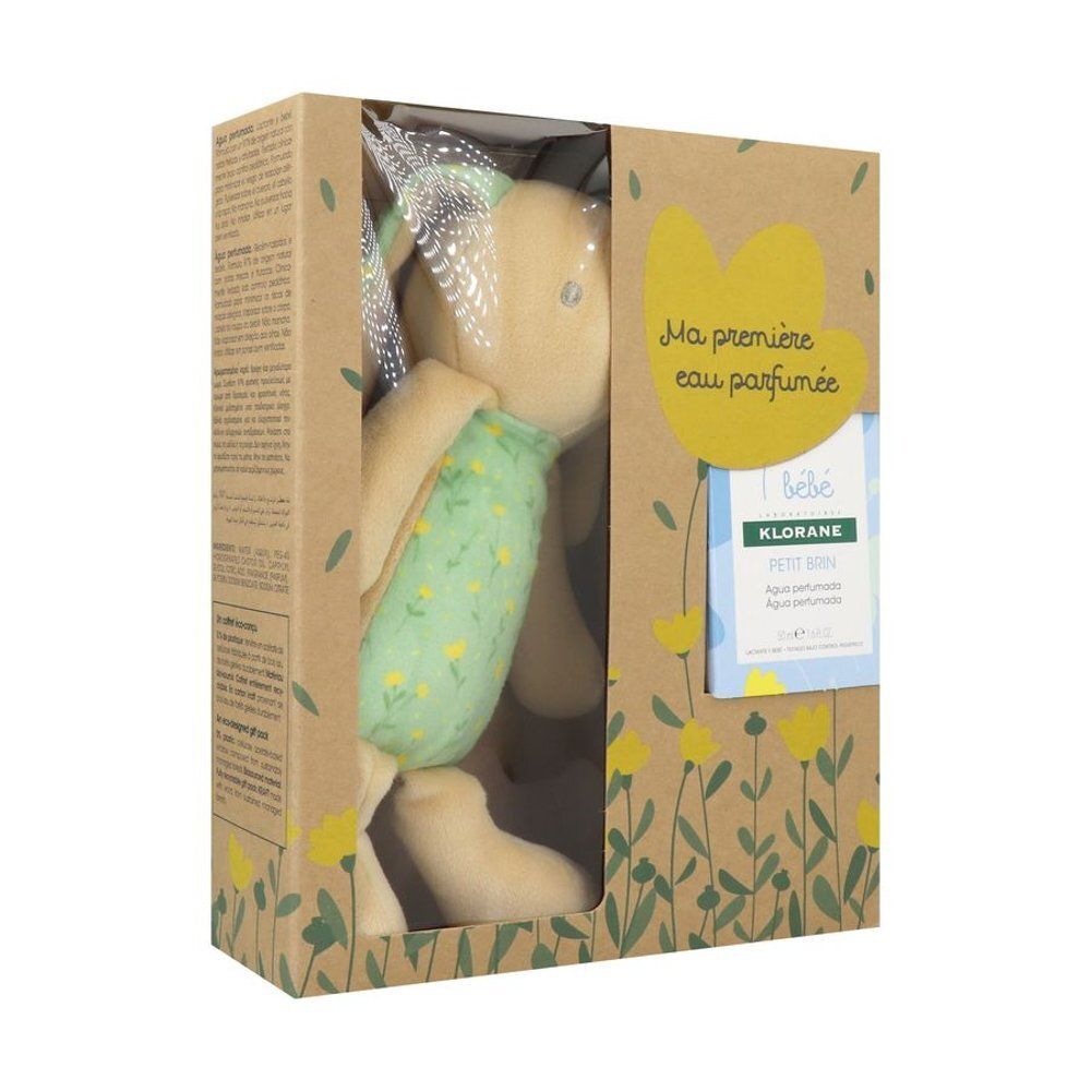 Coffret cadeau avec lapin en peluche et eau parfumée. Lapin beige, vêtement vert. Étiquette Klorane Bébé.