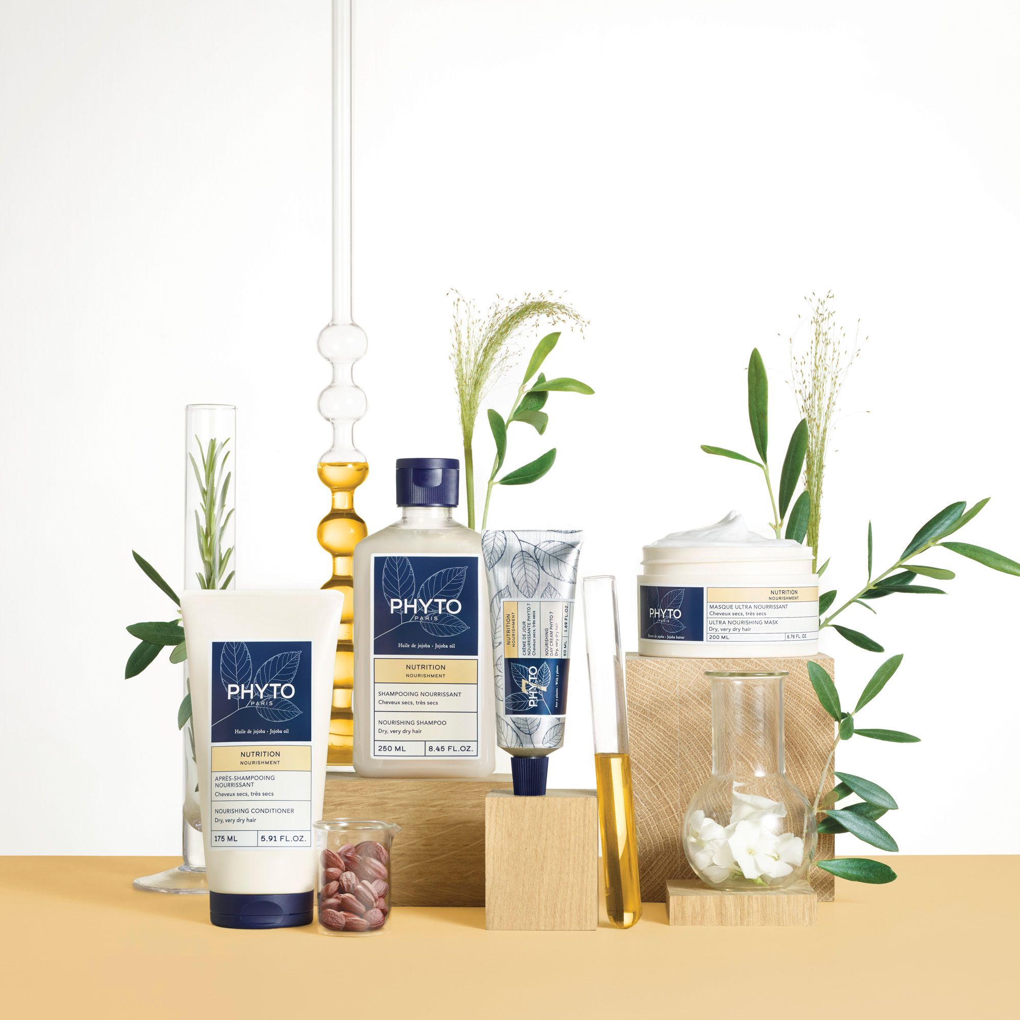 Productopstelling met crèmetube, fles, pot en andere elementen. Opschrift PHYTO PARIS.