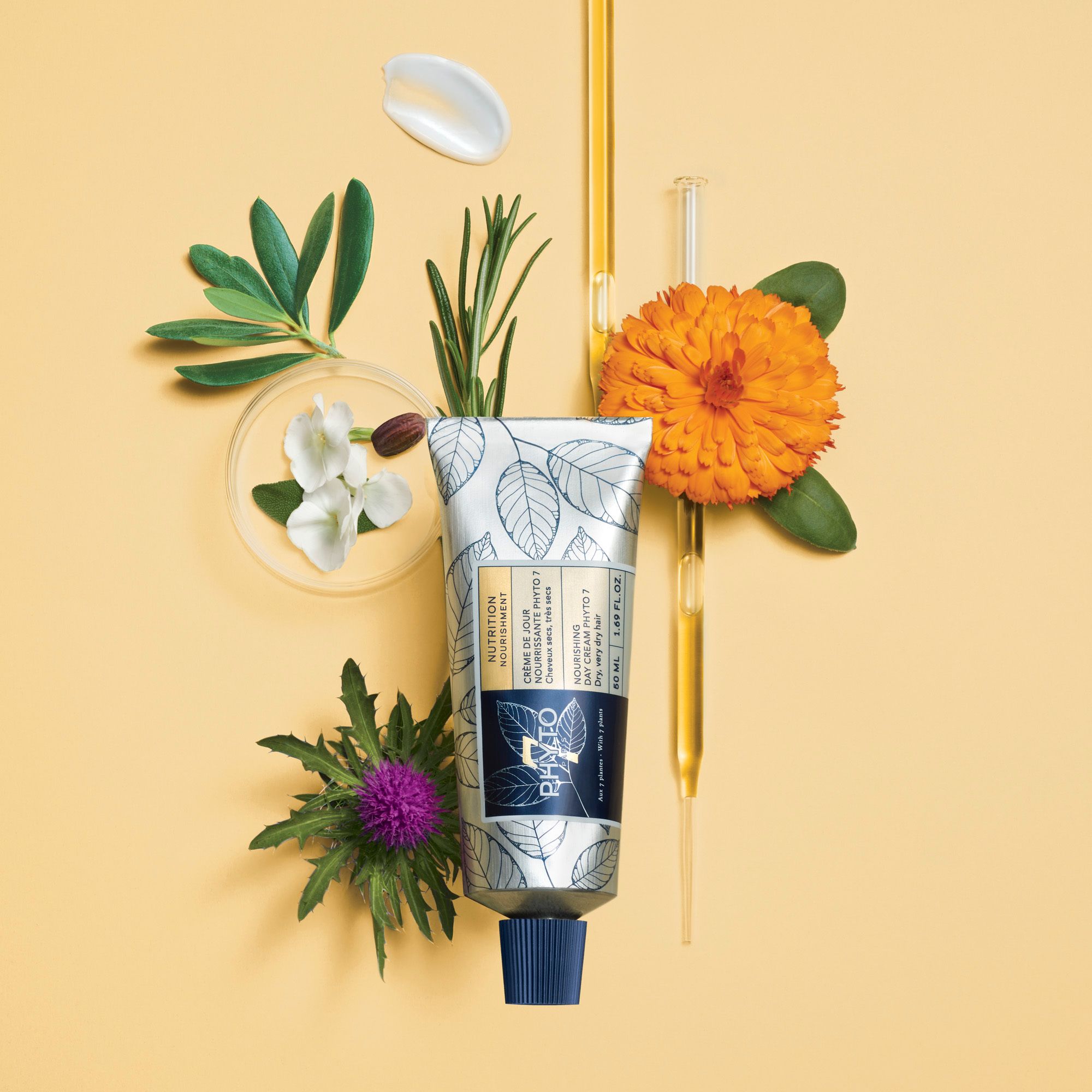 Product met ingrediënten. Tube met crème, bloemen, oliën en bladeren op gele achtergrond.