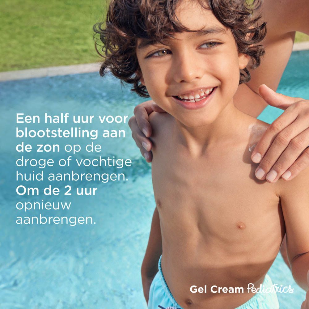 Kind in het zwembad. Toepassing van ISDIN Fotoprotector Pediatrics Gel-Crème SPF50+.