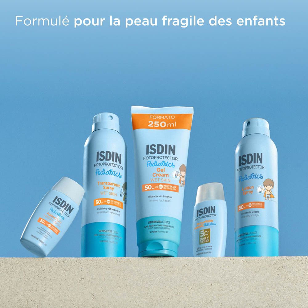 Divers produits ISDIN Fotoprotector Pediatrics. Bleu et blanc. Différentes tailles et formes.