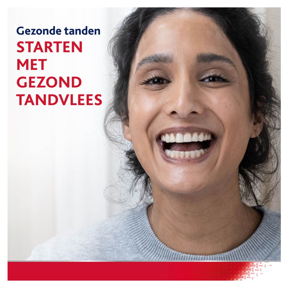 Vrouw glimlacht, poetst tanden. Bril, tandenborstel in de mond.