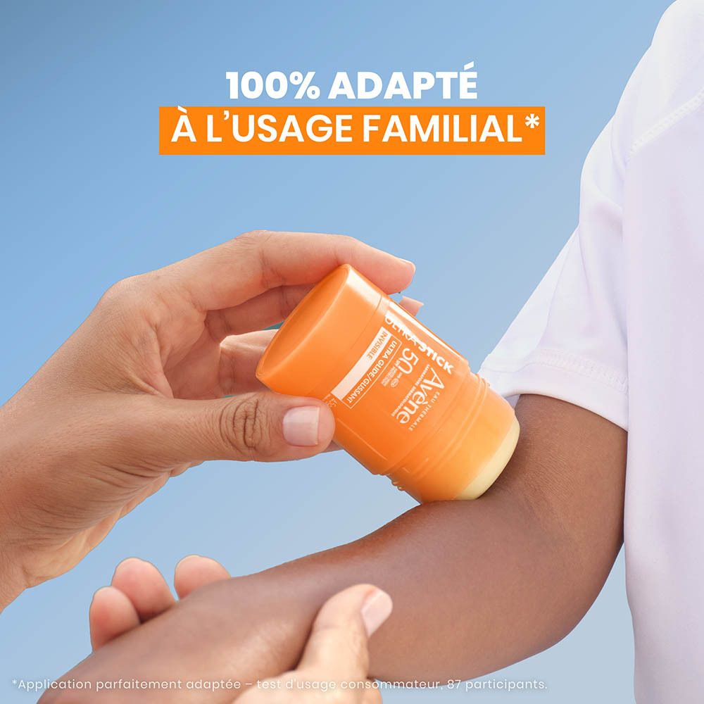 Mains appliquant un stick solaire orange sur la peau. Texte: 100% adapté à l'usage familial.