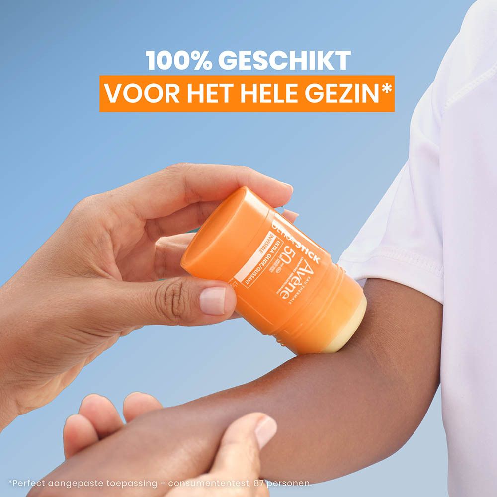 Handen brengen een oranje zonnestick aan op de huid. Tekst: 100% geschikt voor het hele gezin.